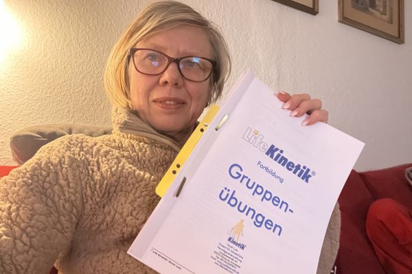 Monatsrückblick Februar 2026 Lerncoaching: Frau zeigt ein Zertifikat: Life Kinetik Gruppenübungen