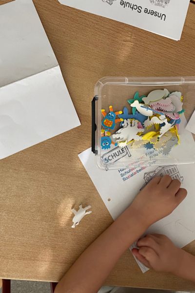 mein kind macht keine hausaufgaben: Arbeitsblätter und Kinderhände auf einem Tisch