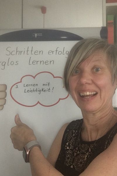 mein kind macht keine hausaufgaben: blonde Frau zeigt auf "4 Schritte zum sorglos lernen"