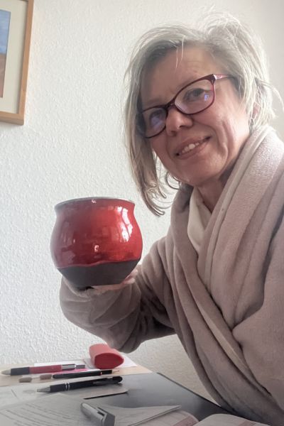 12 von 12 im Mai 2026: 5:15 Uhr, Frau im Bademantel sitzt am Tisch mit einer Tasse Kaffee in der Hand