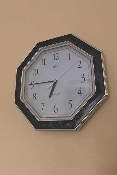 12 von 12 im Mai 2026: an einer gelben Wand hängt eine Uhr, die 6:45 Uhr anzeigt