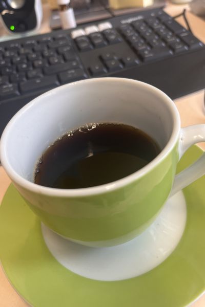 12 von 12 im Mai 2026: Kaffee in einer grünen Kaffeetasse stehend vor einer Tastatur