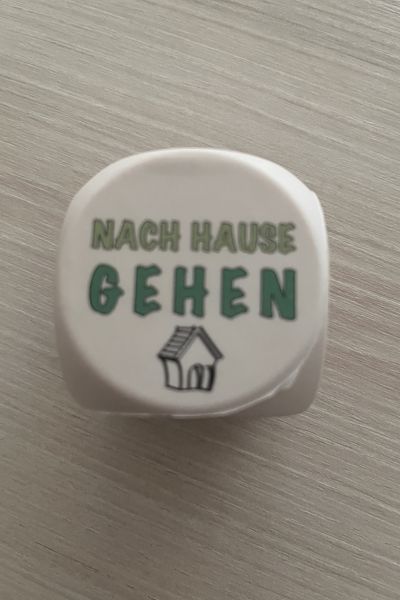 12 von 12 im Mai 2026: Würfel mit der Aufschrift: Nach Hause gehen