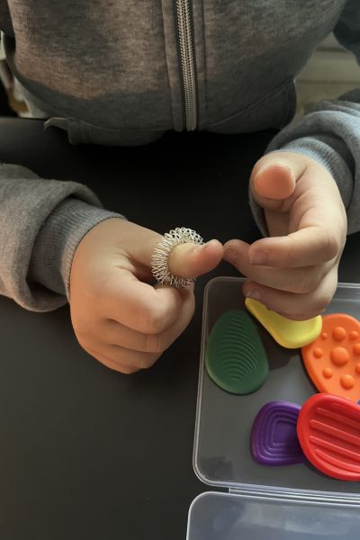 ganzheitliche lernbalance methode: Kind erprobt verschiedene Finger-Toys