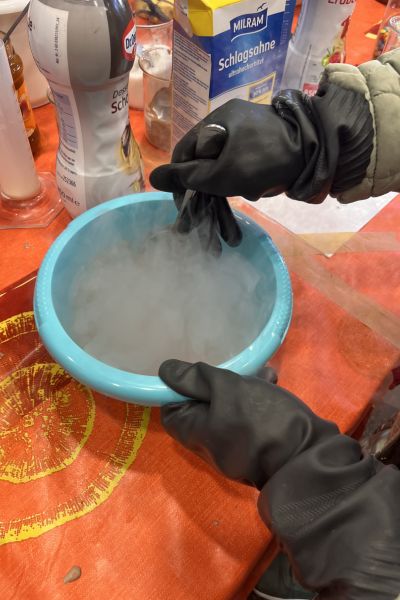 Lernen und Familie wird gestärkt beim Experimentieren bei der langen Nacht der Wissenschaft. Eis wird hergestellt.
