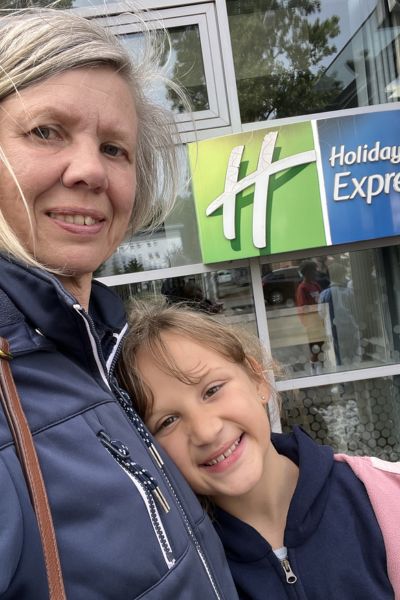 12 von 12 im Juni 2026: blonde Frau und blondes Mädchen vor dem Eingang des Hotels Holiday Inn in Frankfurt am Main
