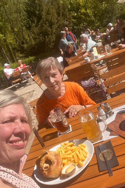 Monatsrückblick Mai 2026: blonde Frau Mitte 50 und blonde Frau Mitte 70 sitzen am Tisch im Biergarten