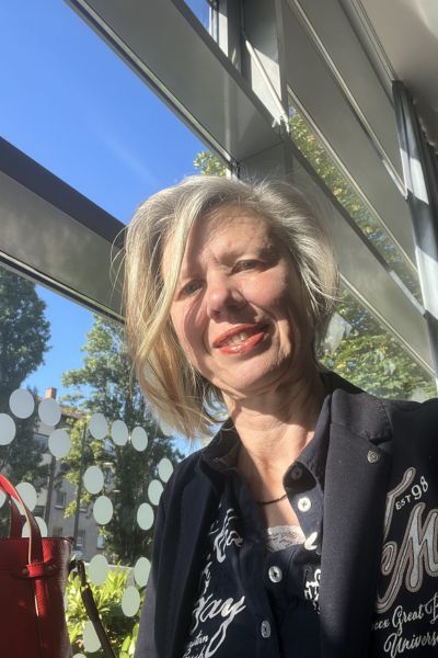 Kind lernt trotz Üben nicht; blonde Frau steht vor einem Fenster 