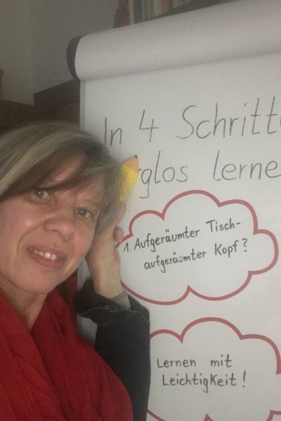 tochter nicht faul; blonde Frau steht vor dem Flipchart mit 4 Schritten zum erfolgreichen Lernen