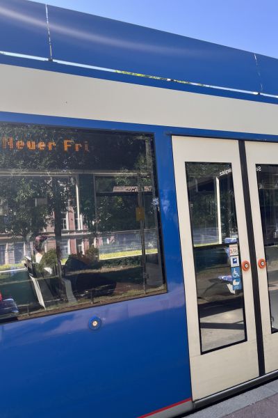 12 von 12 im Juli 2026: blaue Straßenbahn in Rostock Richtung Neuer Friedhof