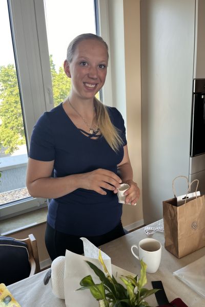 12 von 12 im Juli 2026: junge blonde Frau im blauen Shirt packt Geschenke aus