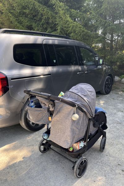 12 von 12 im Juli 2026: grauer Nissan und Doppelkinderwagen auf dem Parkplatz vor dem Kletterwald in Schwaan
