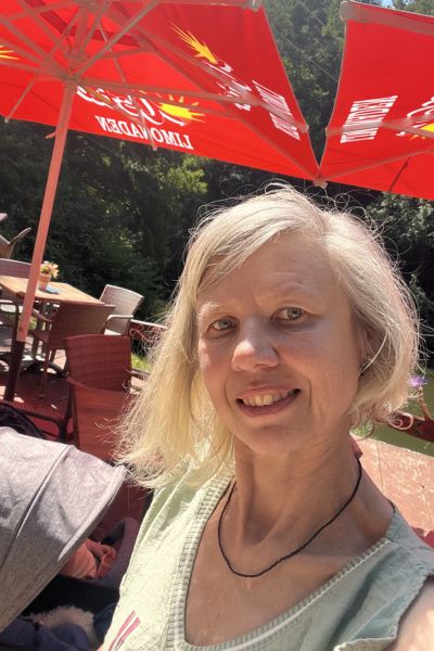 12 von 12 im Juli 2026: Frau mittleren Alters sitzt im Kletterwald in Schwaan und betreut die Kinder