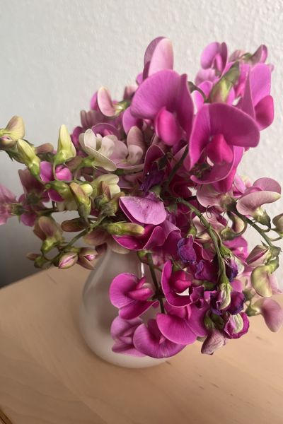 12 von 12 im Juli 2026: Blumenstrauß in weißer Vase auf dem Küchentisch