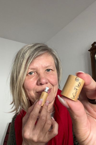 Fun Facts Legasthenie und ADHS: Frau mit ätherischen Ölen in einem Roller mit der Aufschrift KinFlex