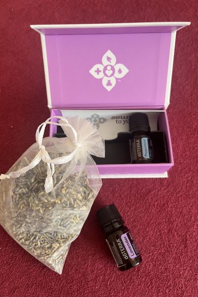 Energie statt Erschöpfung: Organzasäckchen mit Lavendel daneben eine Flasche ätherisches Öl Lavendel