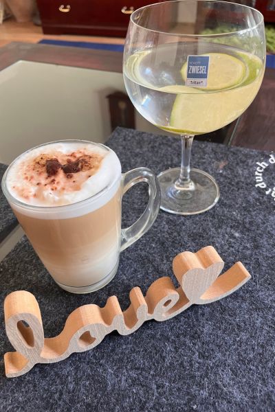 12 von 12 im August 2026: Auf dem Tisch stehen ein Latte Macciato und ein Glas Limettenwasser