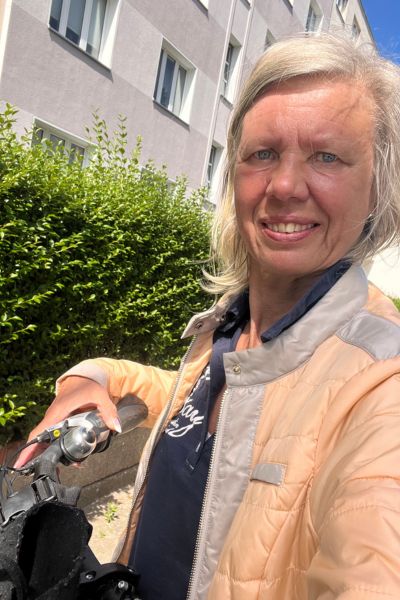 12 von 12 im August 2026: Frau Mitte fünfzig steht am Fahrradlenker