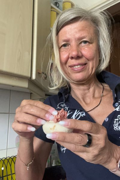 12 von 12 im August 2026: Frau Mitte fünfzig steht in der Küche und füllt Pilze mit Hack