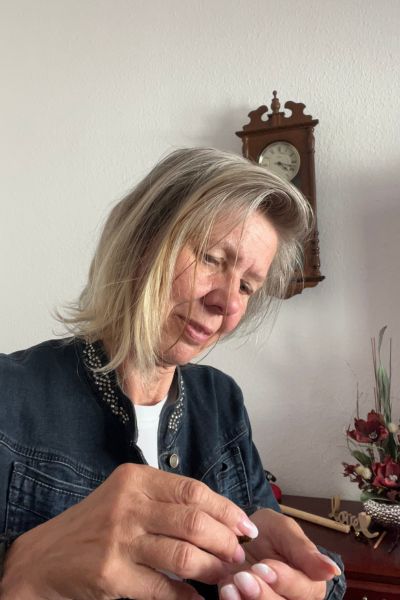 Aromatherapie für Kinder: blonde Frau tropft einen Tropfen ätherisches Öl in die Handfläche