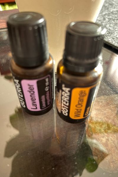 Schulanfang entspannt gestalten: eine Flasche ätherisches Öl Wild Orange und eine Flasche ätherisches Öl Lavendel der Marke doTerra