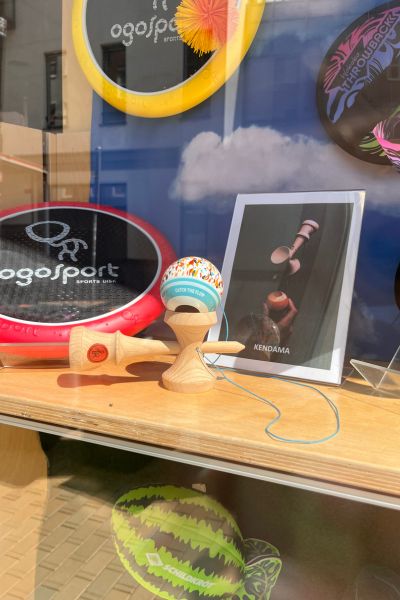 Konzentration fördern mit ätherischen Ölen: Spiele die zur Bewegung anregen im Schaufenster eines Spielwarengeschäftes