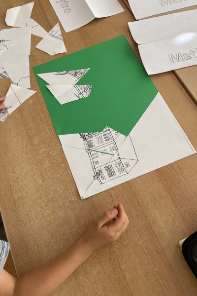 Hausaufgaben ohne Stress: auf dem Tisch liegt ein Puzzle aus Papier, welches auf grünen Untergrund gepuzzelt wird