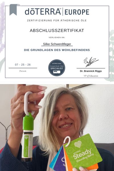 Monatsrückblick Juli 2026: Zertifikat für Ätherische Öle für Silke Schwerdtfeger, Frau, die ätherischen Öle zeigt