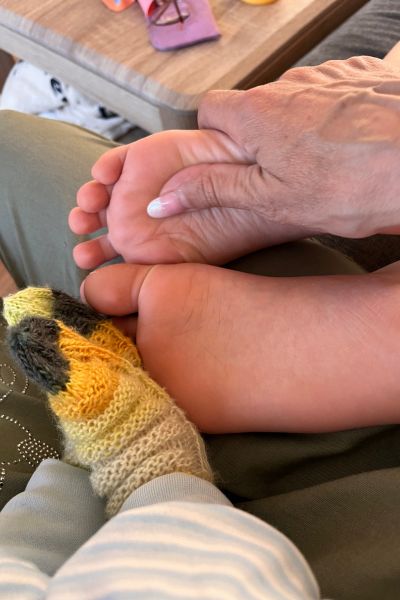 Lavendel im Familienalltag: Fuß eines Kindes wird massiert mit Lavendelöl