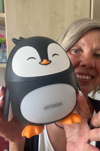 Lieblingsanwendungen für Familien mit Kindern; Frau hält einen Diffuser in der Form eines Pinguins