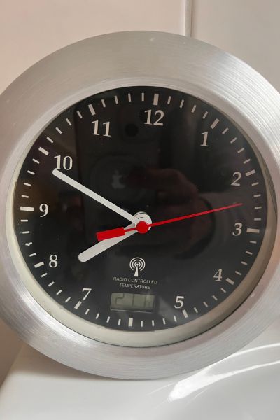 12 von 12 im September 2026: Wecker zeigt die Zeit 7:49 Uhr an