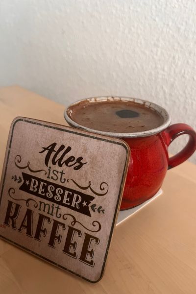 12 von 12 im September 2026: Kaffee in roter Tasse auf dem Tisch