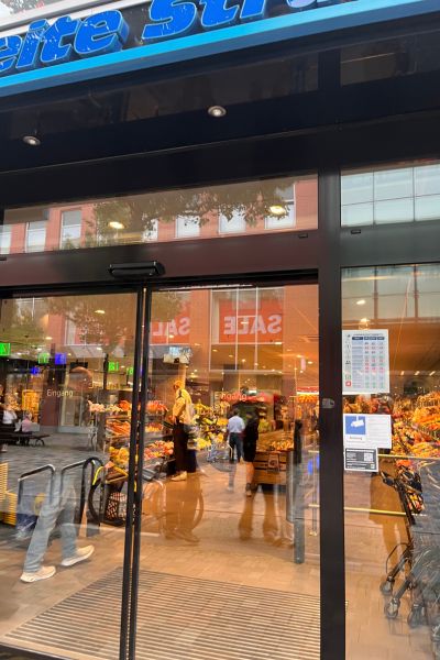 12 von 12 im September 2026: Eingangstür eines Edeka-Marktes