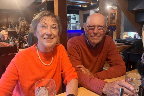 12 von 12 im September 2026: ältere Frau und älterer Herr am Tisch im Brauhaus