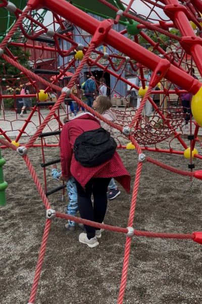 Meine drei wichtigsten Werte: Zuverlässigkeit; ein achtjähriges Mädchen und ein zweijähriger Junge am Klettergerüst, die Mutter gibt dem kleinen Jungen Hilfestellung