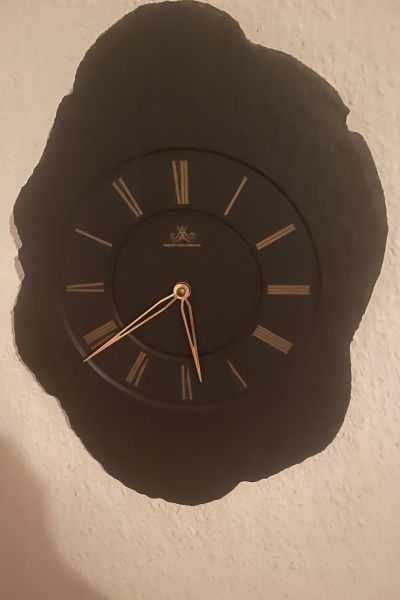 12 von 12 im Oktober 2026: Uhr auf Schiefer, die 05:38 Uhr anzeigt
