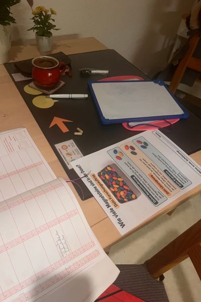 12 von 12 im Oktober 2026: Tisch mit Lehrerkalender, Tasse Kaffee, Arbeitsblätter für den heutigen Tag