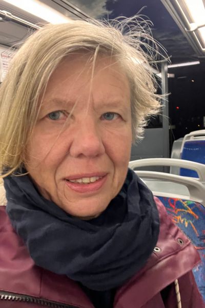12 von 12 im Oktober 2026: Porträt einer Frau mit kurzen blonden Haaren mit blauem Tuch in der Straßenbahn
