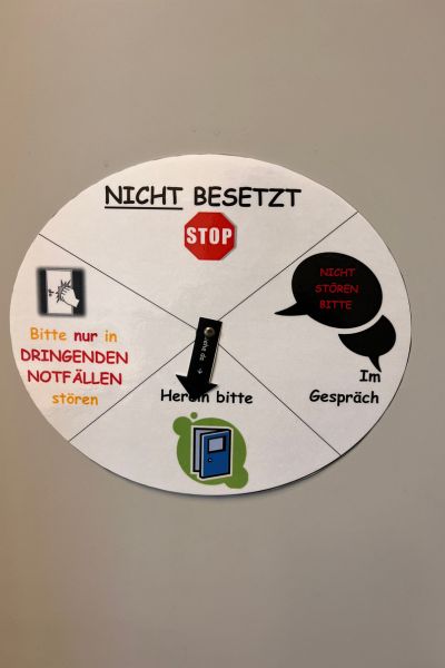 12 von 12 im Oktober 2026: Schild an der Bürotür