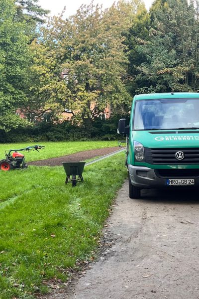 12 von 12 im Oktober 2026: Auto von GalaBau steht neben einem aufbereiteten Wiesenstück.