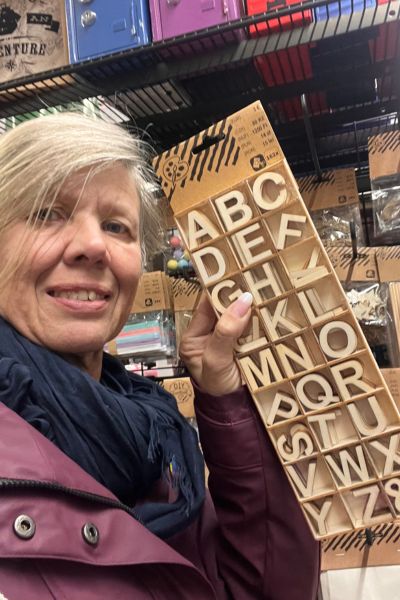 12 von 12 im Oktober 2026: blonde Frau hält im Laden eine Packung mit Holzbuchstaben in der Hand