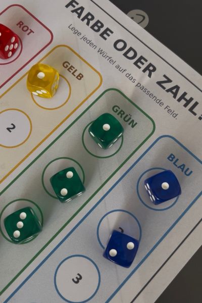 Monatsrückblick Oktober 2026: Spielfeld Farbe oder Zahl und farbige Würfel